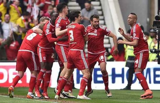 2025男子冰壶世锦赛循环赛第7轮，中国队8-7险胜奥地利，6胜1负继续领跑.